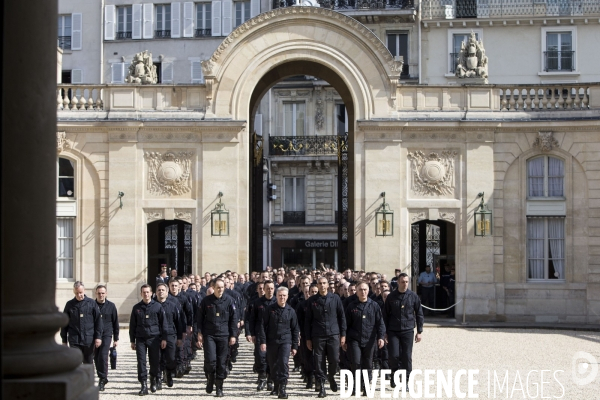 Les pompiers et policiers sauveurs de Notre-Dame de Paris conviés au Palais de l Elysée.