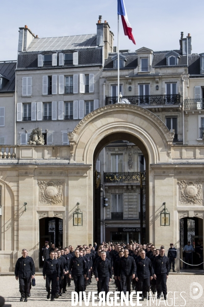 Les pompiers et policiers sauveurs de Notre-Dame de Paris conviés au Palais de l Elysée.