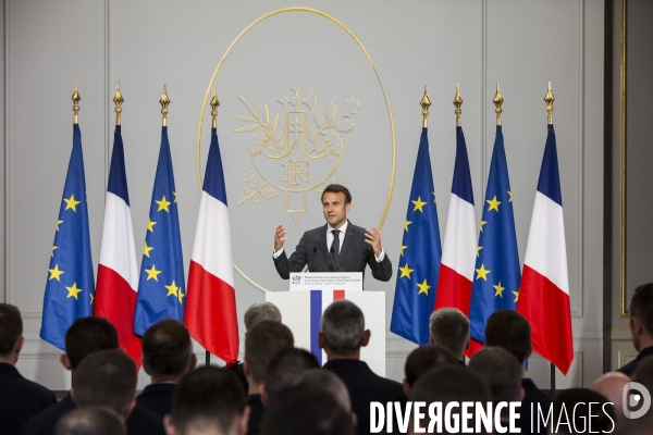 Les pompiers et policiers sauveurs de Notre-Dame de Paris conviés au Palais de l Elysée.