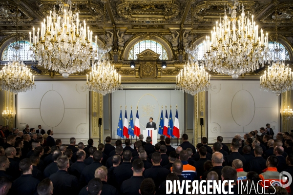 Les pompiers et policiers sauveurs de Notre-Dame de Paris conviés au Palais de l Elysée.