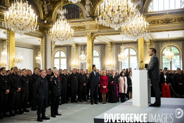 Les pompiers et policiers sauveurs de Notre-Dame de Paris conviés au Palais de l Elysée.