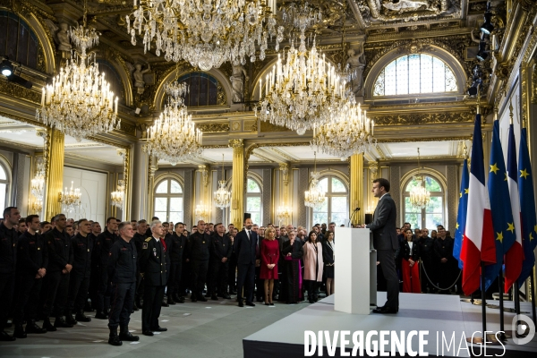 Les pompiers et policiers sauveurs de Notre-Dame de Paris conviés au Palais de l Elysée.