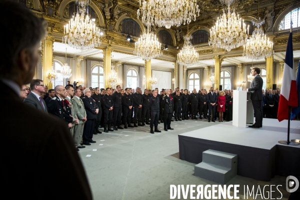 Les pompiers et policiers sauveurs de Notre-Dame de Paris conviés au Palais de l Elysée.