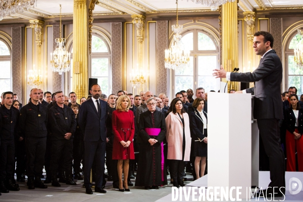 Les pompiers et policiers sauveurs de Notre-Dame de Paris conviés au Palais de l Elysée.