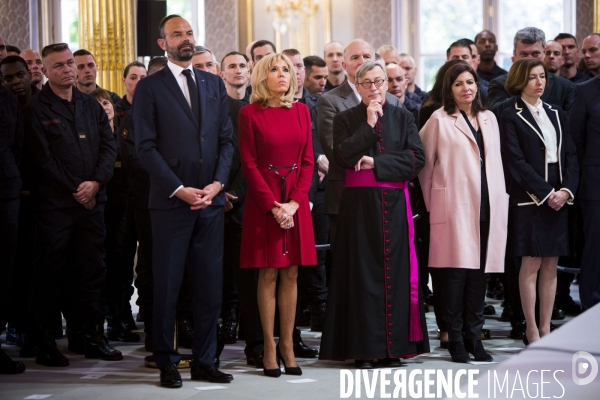 Les pompiers et policiers sauveurs de Notre-Dame de Paris conviés au Palais de l Elysée.