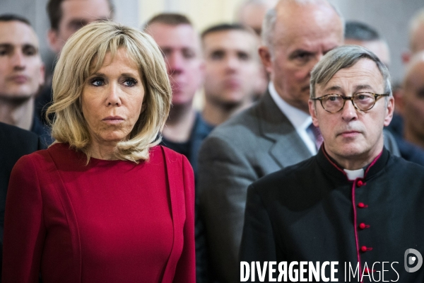 Les pompiers et policiers sauveurs de Notre-Dame de Paris conviés au Palais de l Elysée.