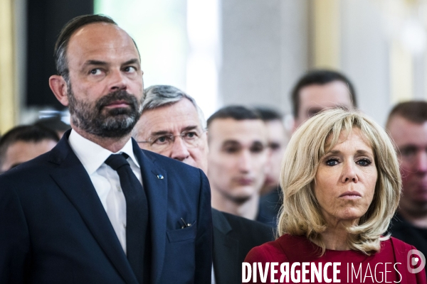 Les pompiers et policiers sauveurs de Notre-Dame de Paris conviés au Palais de l Elysée.