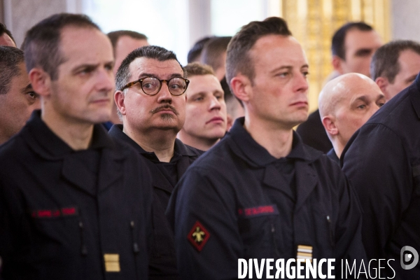 Les pompiers et policiers sauveurs de Notre-Dame de Paris conviés au Palais de l Elysée.