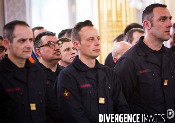 Les pompiers et policiers sauveurs de Notre-Dame de Paris conviés au Palais de l Elysée.