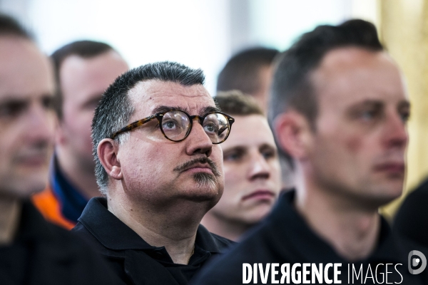 Les pompiers et policiers sauveurs de Notre-Dame de Paris conviés au Palais de l Elysée.