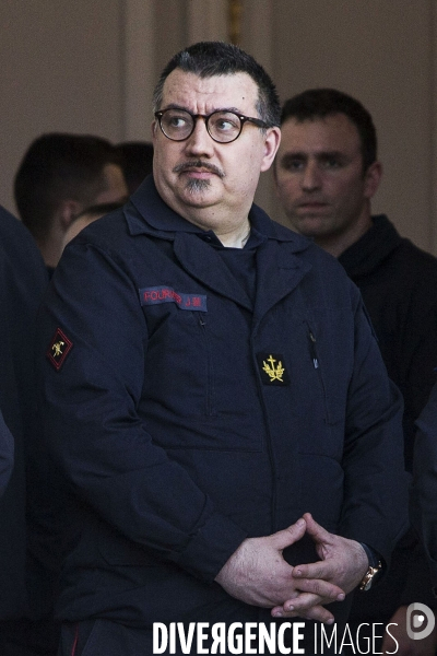 Les pompiers et policiers sauveurs de Notre-Dame de Paris conviés au Palais de l Elysée.