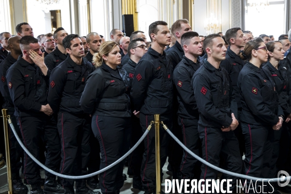 Les pompiers et policiers sauveurs de Notre-Dame de Paris conviés au Palais de l Elysée.