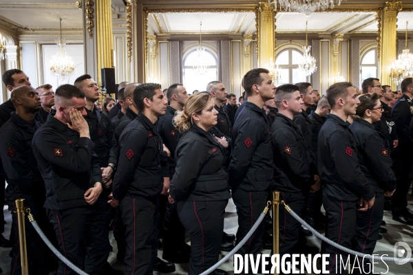 Les pompiers et policiers sauveurs de Notre-Dame de Paris conviés au Palais de l Elysée.