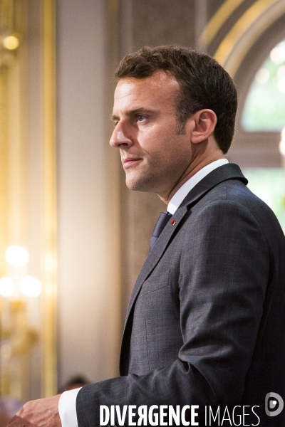 Les pompiers et policiers sauveurs de Notre-Dame de Paris conviés au Palais de l Elysée.