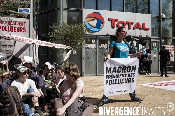 Blocage contre les pollueurs à la Défense