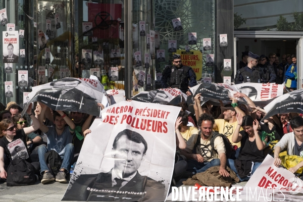 Blocage contre les pollueurs à la Défense