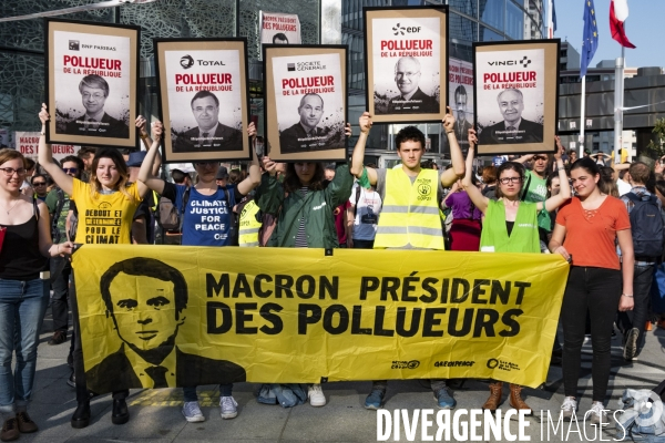 Blocage contre les pollueurs à la Défense
