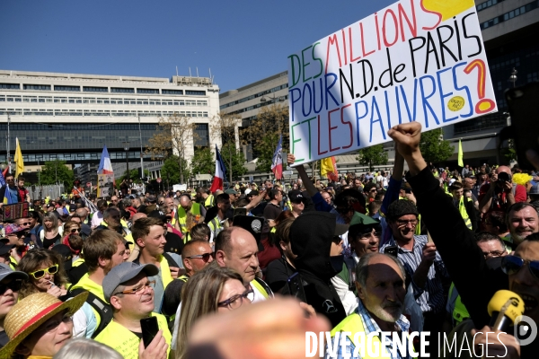 Gilets jaunes français (Gilets jaunes) manifestant devant le ministère de l Economie et des Finances à Bercy, Act XXIII.