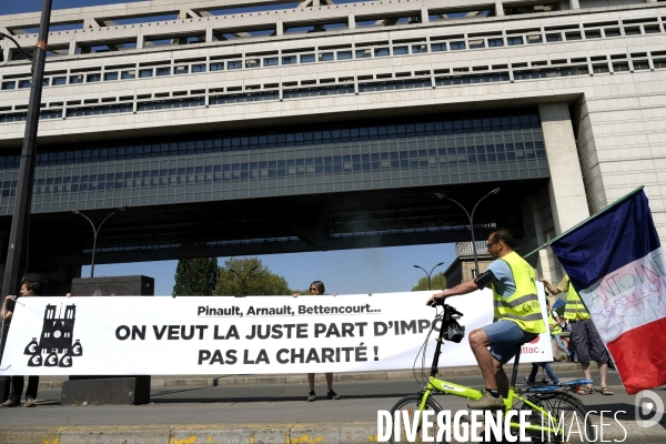Gilets jaunes français (Gilets jaunes) manifestant devant le ministère de l Economie et des Finances à Bercy, Act XXIII.