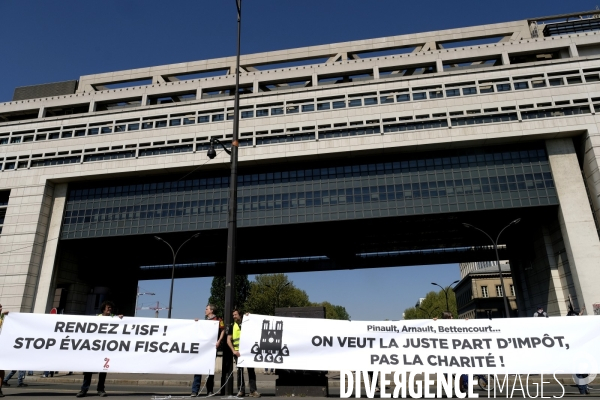 Gilets jaunes français (Gilets jaunes) manifestant devant le ministère de l Economie et des Finances à Bercy, Act XXIII.