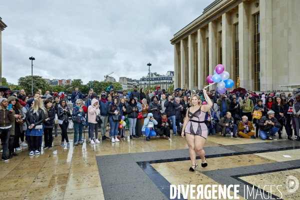 Defile Mode Grandes Tailles au Parvis du Trocadero