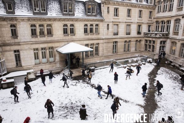 Illustration dans les écoles, collèges et lycées de Paris et d Île-de-France.