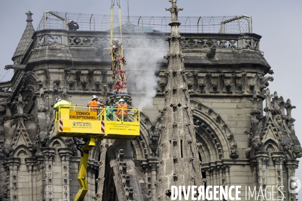 Les travaux sur la cathédrale Notre-Dame de Paris après l incendie
