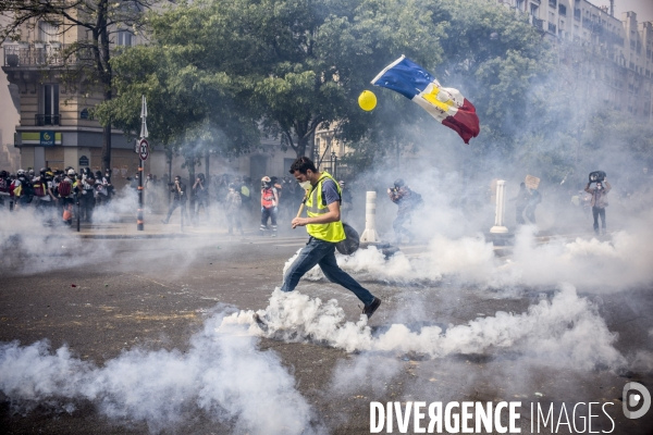 Manifestation des gilets jaunes a l occasion du defile du 1er mai, a paris.