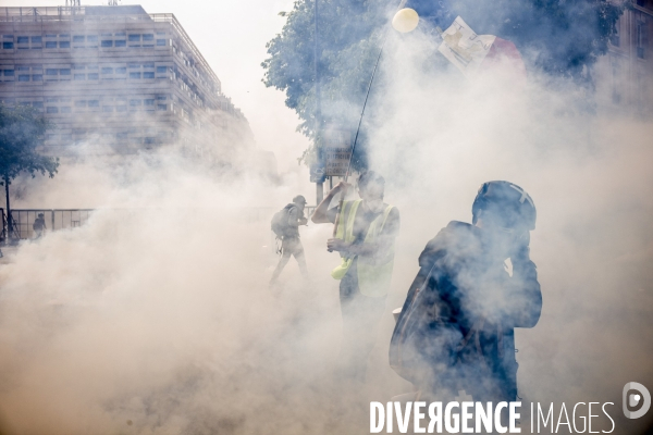 Manifestation des gilets jaunes a l occasion du defile du 1er mai, a paris.