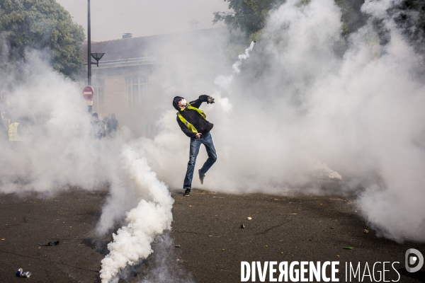 Manifestation des gilets jaunes a l occasion du defile du 1er mai, a paris.