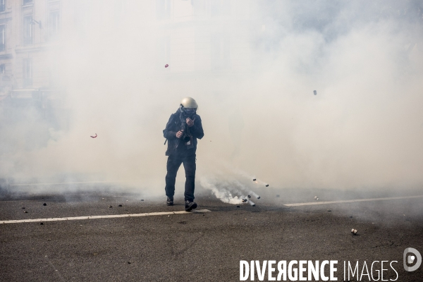 Manifestation des gilets jaunes a l occasion du defile du 1er mai, a paris.