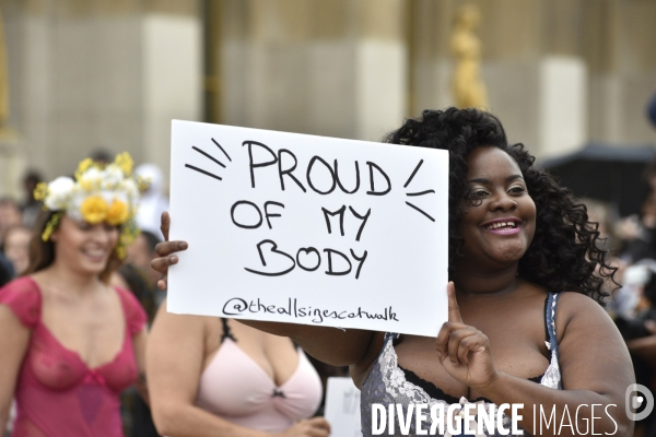 Hapening Body Positif du collectif The All Sizes Catwalk, défilé de femmes mannequins grande taille.