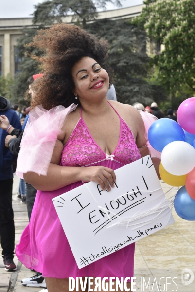 Hapening Body Positif du collectif The All Sizes Catwalk, défilé de femmes mannequins grande taille.