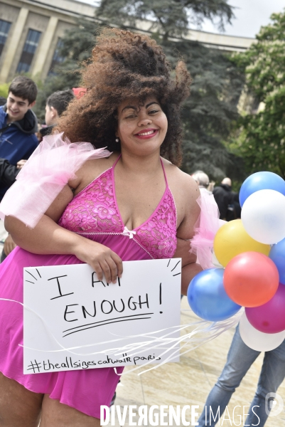 Hapening Body Positif du collectif The All Sizes Catwalk, défilé de femmes mannequins grande taille.