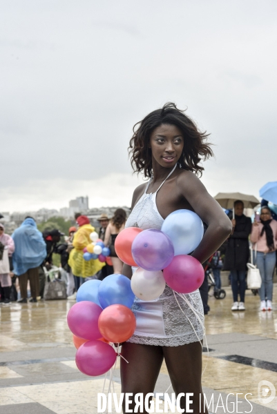 Hapening Body Positif du collectif The All Sizes Catwalk, défilé de femmes mannequins grande taille.