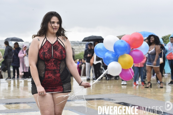 Hapening Body Positif du collectif The All Sizes Catwalk, défilé de femmes mannequins grande taille.