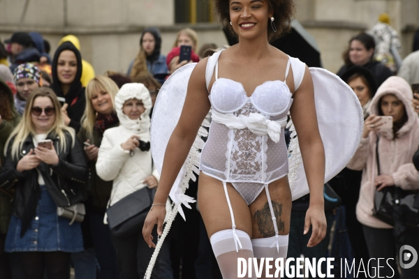 Hapening Body Positif du collectif The All Sizes Catwalk, défilé de femmes mannequins grande taille.