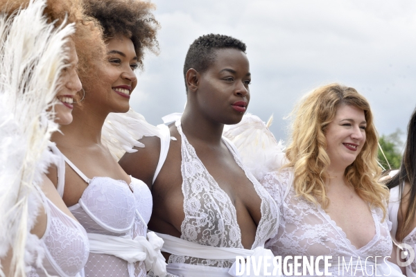 Hapening Body Positif du collectif The All Sizes Catwalk, défilé de femmes mannequins grande taille.