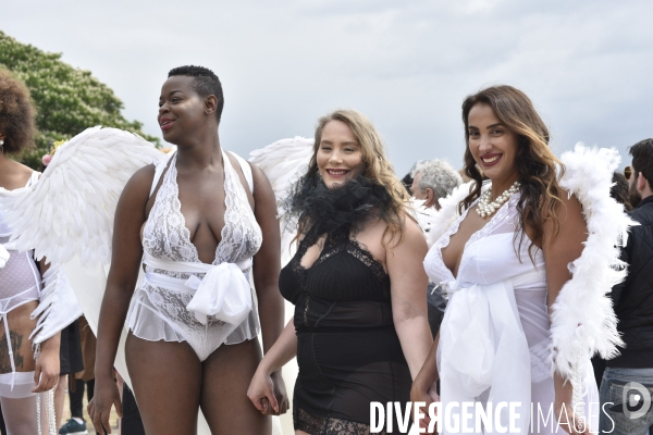 Hapening Body Positif du collectif The All Sizes Catwalk, défilé de femmes mannequins grande taille.