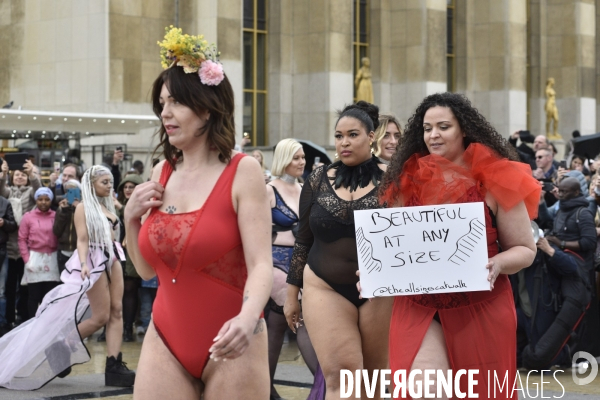 Hapening Body Positif du collectif The All Sizes Catwalk, défilé de femmes mannequins grande taille.