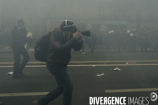 La Couverture Médiatique des Gilets jaunes à Paris. TheÊMedia CoverageÊof theÊYellow Vests Revolt in Paris.