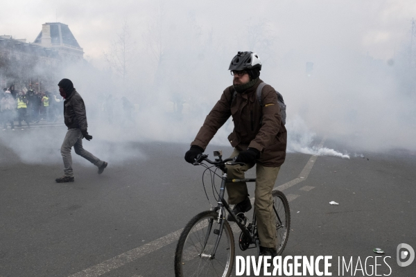 La Couverture Médiatique des Gilets jaunes à Paris. TheÊMedia CoverageÊof theÊYellow Vests Revolt in Paris.