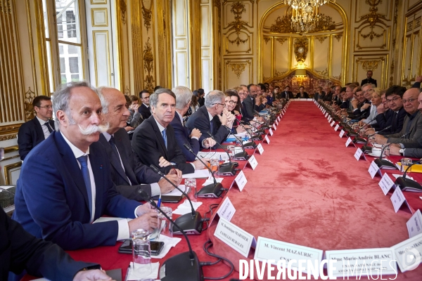 Matignon, Edouard Philippe et partenaires sociaux pour mesures Macron, suite gilets jaunes