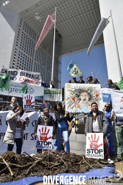 Action HYDRODESASTRE, l imposture des barrages  verts . HYDRODESASTRE, the imposture of  green  dams.