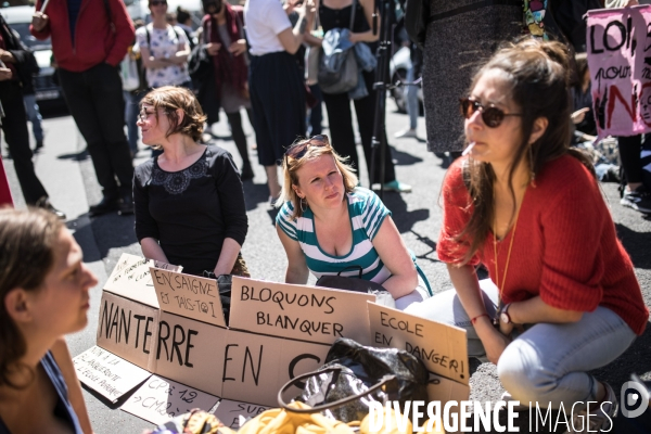 Rassemblement face au sénat contre la loi Blanquer