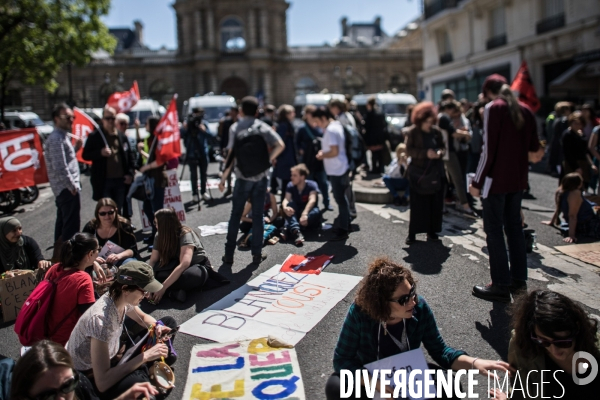 Rassemblement face au sénat contre la loi Blanquer