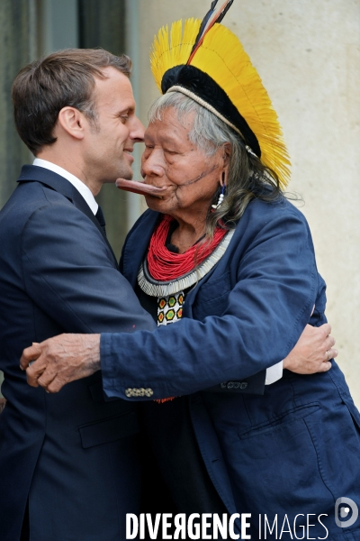 Emmanuel MACRON reçoit le Cacique Raoni METUKTIRE