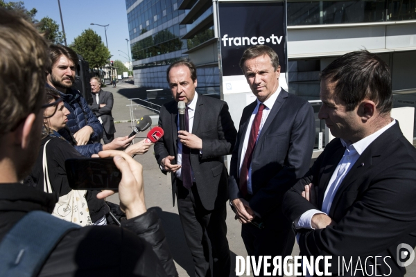 Conférence de presse de Dupont-Aignan, Lagarde et Hamon devant le siège de France TV