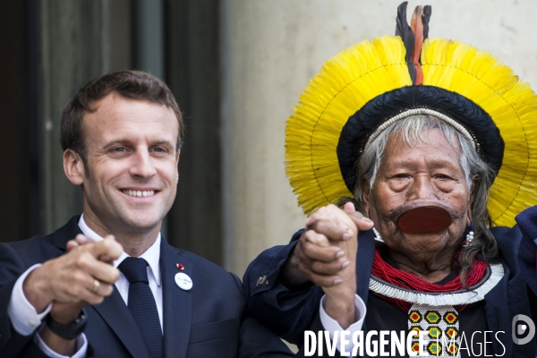Raoni METUKTIRE rencontre Emmanuel MACRON à l Elysée.