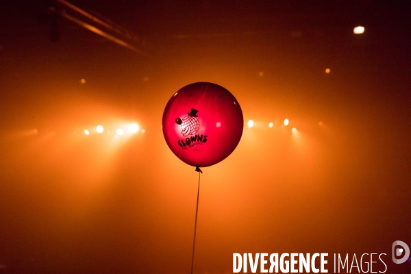 Des clowns au concert de M